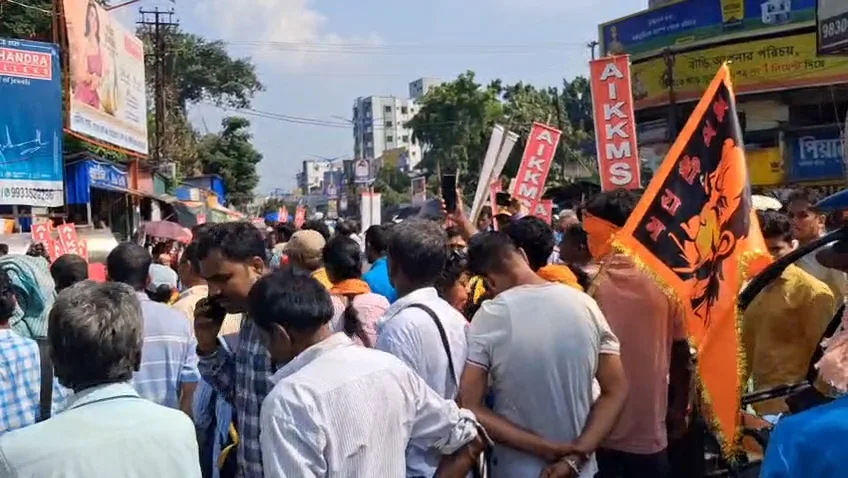 কৃষক সমাবেশের মাঝেই হনুমান চল্লিশা পাঠ,চরম বিশৃঙ্খলা জেলাশাসক কার্যালয়ের সামনে