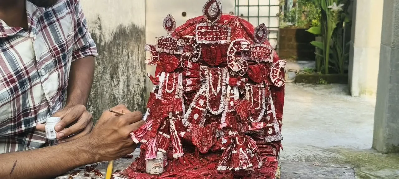 শুকনো লঙ্কায় দুর্গা! সোনারপুরের কলেজ পড়ুয়া জয়মাল্যর অভিনব সৃষ্টি