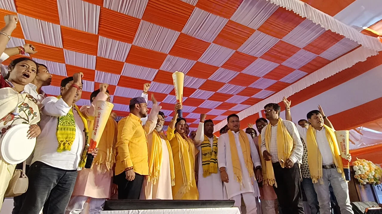 পুরুলিয়ায় লোকসংস্কৃতির আবহে ‘সেবা জ্যোতি যাত্রা’, মোদীর ২৫ বছরের জনসেবা উদযাপনে পথে বিজেপি