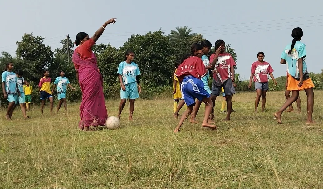 ইদানিং ফুটবল সেলিব্রেটি ভারতী মুদি,অবশেষে শাড়ি পরে কোচিং করানোর রহস্যভেদ!