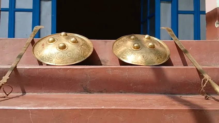ওপার বাংলার ঐতিহ্য আঁকড়ে ৮০ বছর ধরে দুর্গাপুজো শিকদার বাড়িতে