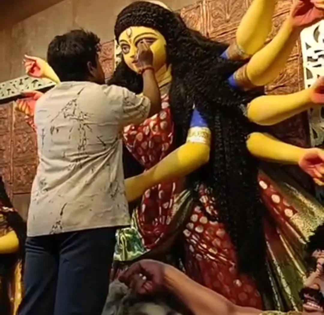 ১০০ কেজি সোনার সাজে মা দুর্গা! মহালয়ায় চক্ষুদান, নজর কাড়তে তৈরি সেন্ট্রাল কলোনি