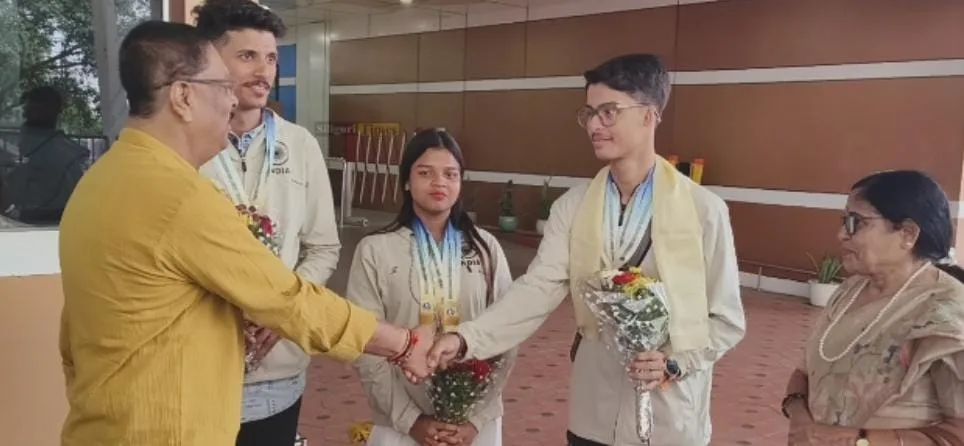 মালয়েশিয়ায় পদক জয়, ঘরে ফিরতেই সংবর্ধনা তিন খেলোয়াড়কে