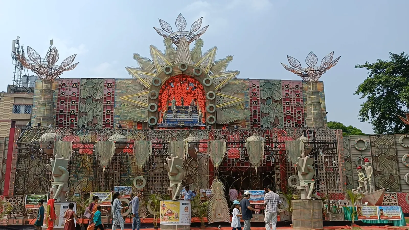 হারিয়ে যাচ্ছে শৈশব! এবার সেই নিয়েই পুজোর থিম “বোঝা”