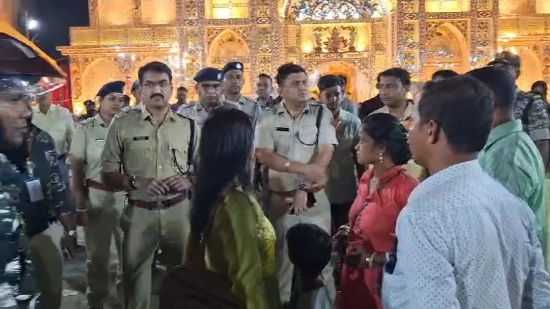 চোরবাগানের ঘটনার পরেই তৎপর বাঁকুড়া পুলিশ, মণ্ডপে মণ্ডপে ঘুরে সতর্কবার্তা খোদ বাঁকুড়া পুলিশ সুপারের