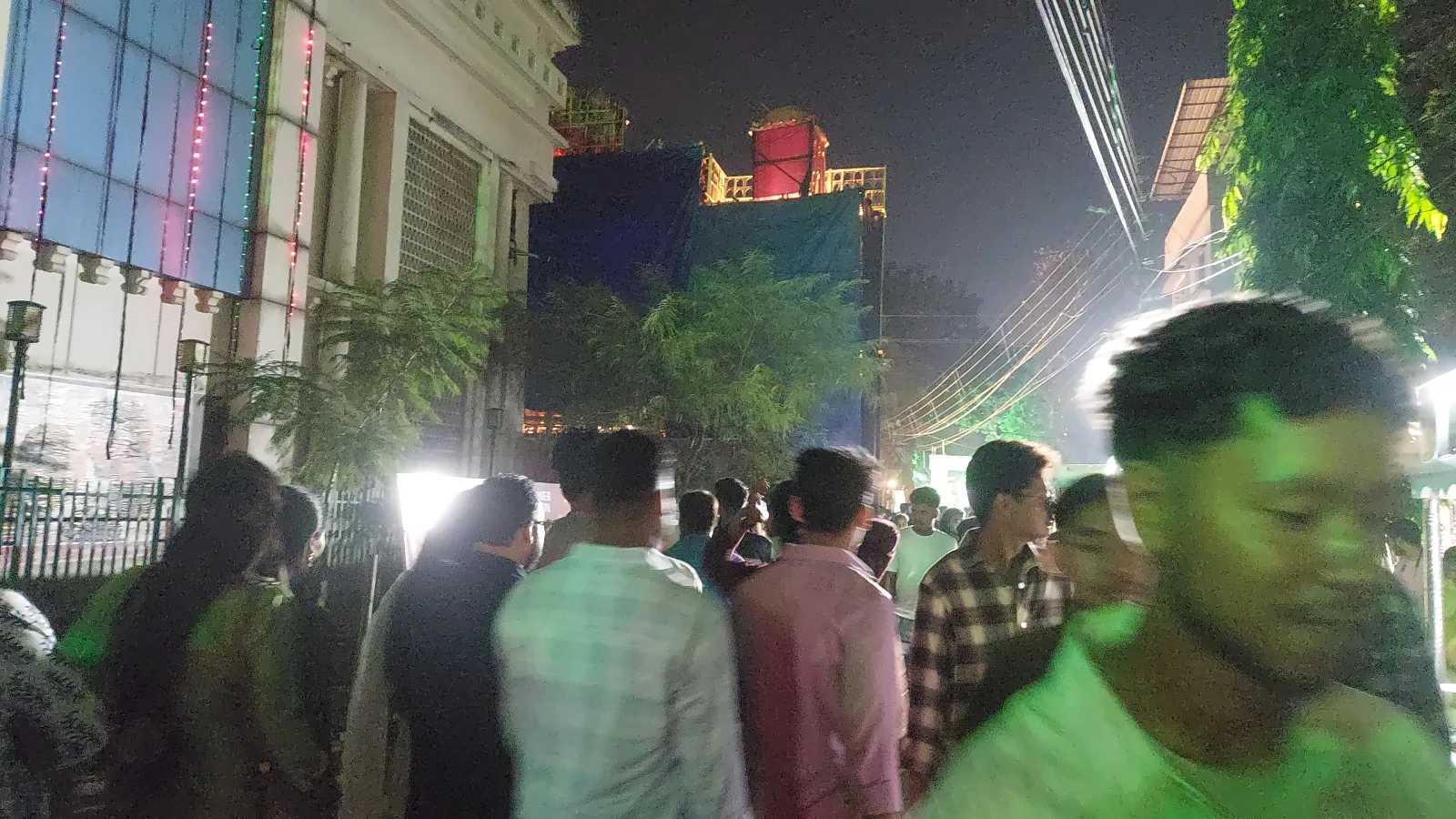 মহাসপ্তমীর দ্বিতীয় দিনেও উপচে পড়া ভিড়, ভোর চারটেতেও ঠাকুর দেখতে শিলিগুড়ির মণ্ডপে দর্শনার্থীরা