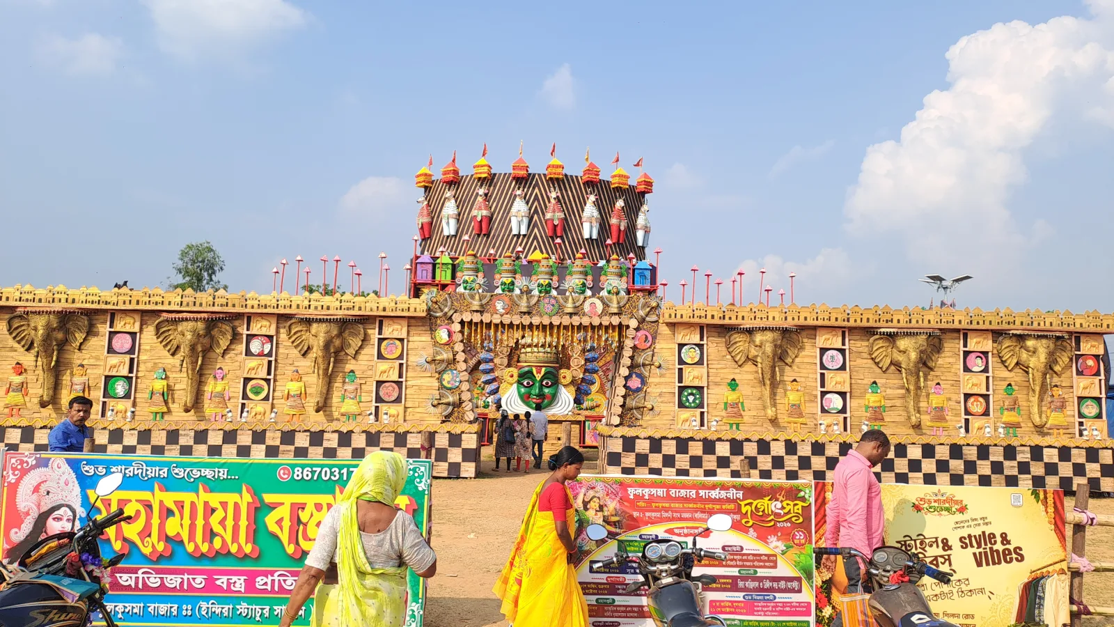 ঐতিহ্য আর লোকশিল্পের মেলবন্ধন,নজর কাড়ছে ফুলকুসমা বাজার সার্বজনীন দুর্গাপূজা কমিটির মণ্ডপ