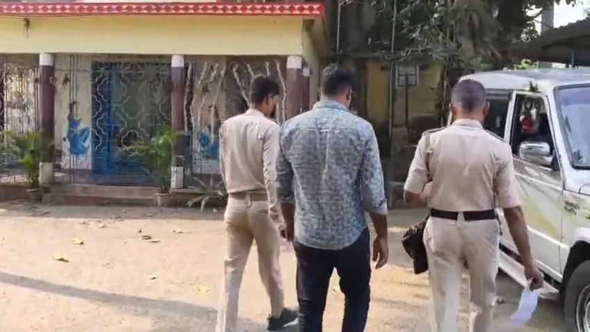 ধৃতকে নিয়ে বর্ধমান পুলিশ