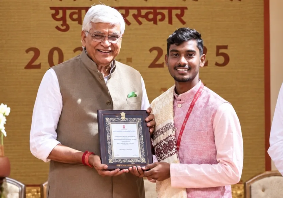 পুরস্কার হাতে পুরুলিয়ার ছৌশিল্পী সোমনাথ মাহাতো