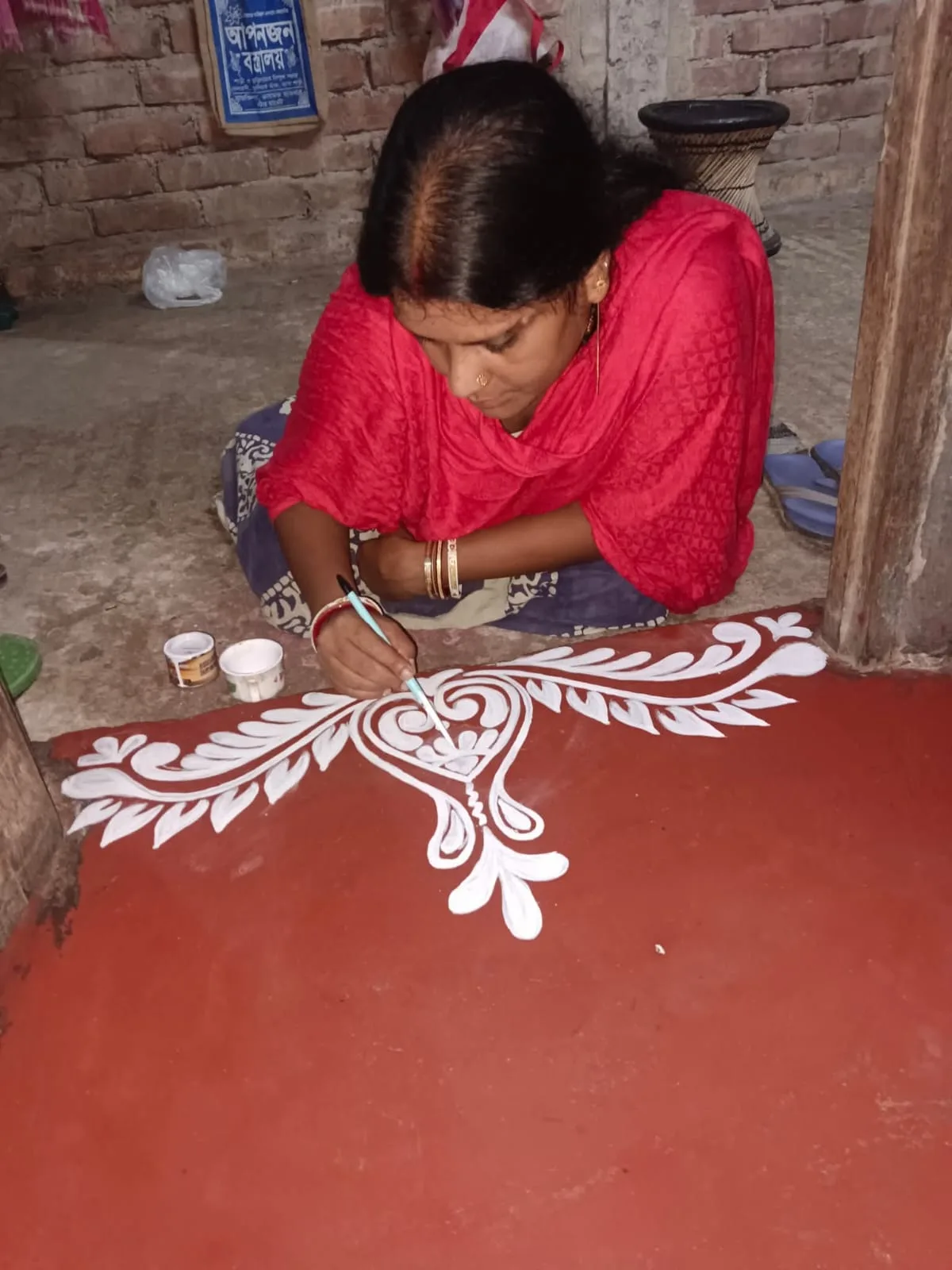 কোজাগরি লক্ষীর আরাধনায় আঁকা হচ্ছে আলপনা