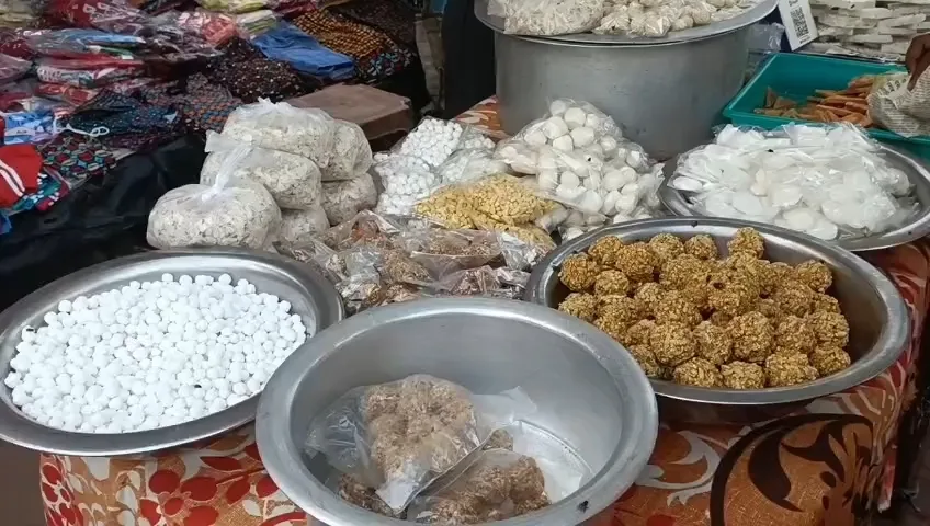 পুজোর উপকরণ বিক্রি হচ্ছে বাজারে