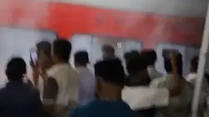 ধোঁয়ায় ঢাকা রিষড়া স্টেশন চত্ত্বর