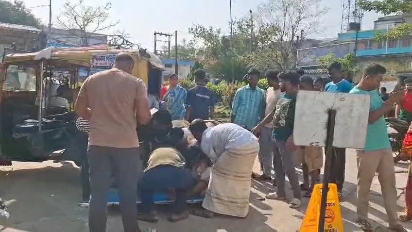 দুর্ঘটনাস্থলে উদ্ধারকাজে হাত লাগালেন স্থানীয়রা