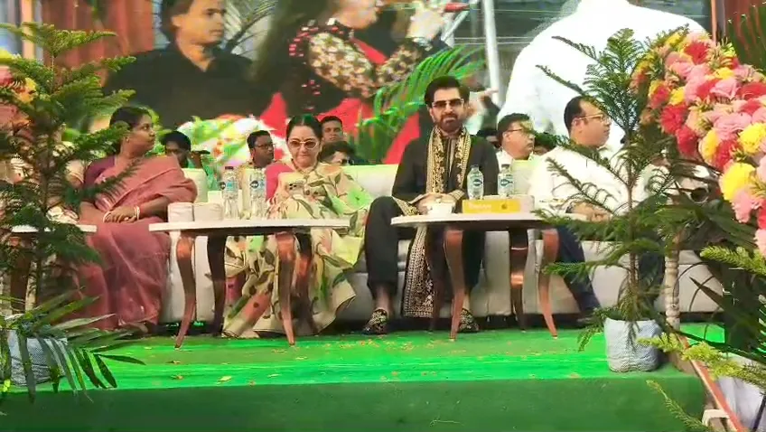 লক্ষীপুজোর উদ্বোধনে জুন মালিয়া ও জিৎ