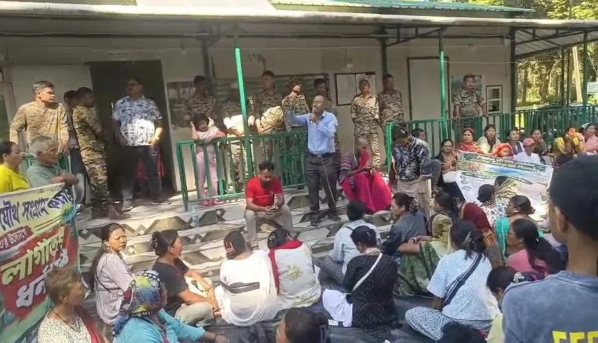 বন অধিকার আইন লাগুর দাবিতে অবস্থান বিক্ষোভ