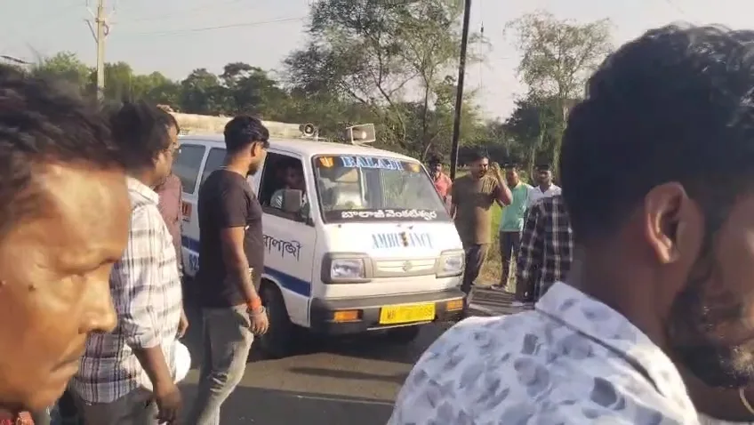 পশ্চিম মেদিনীপুরের দুর্ঘটনার পর ঘটনাস্থলে মানুষের ভিড়
