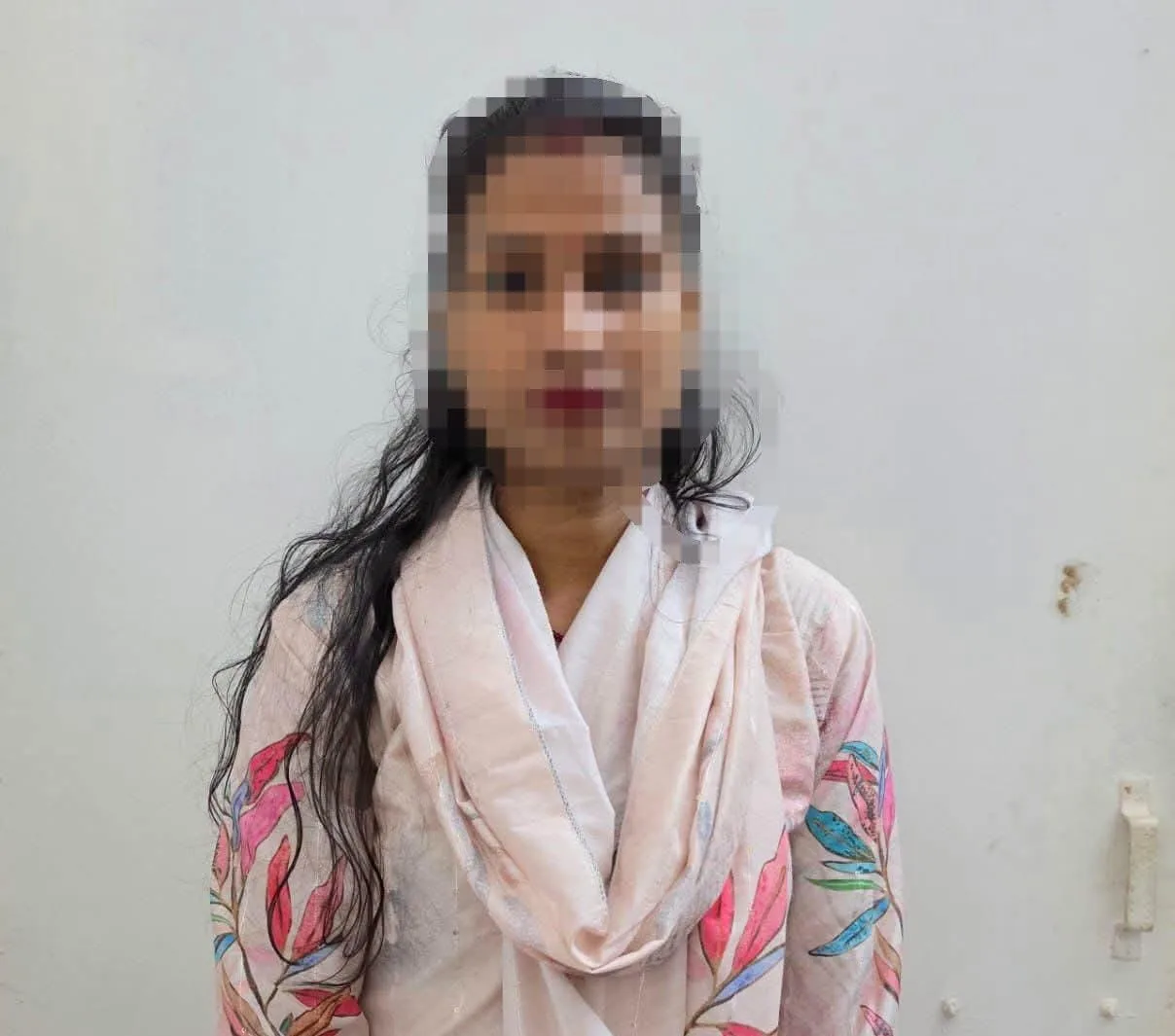 সাইবার প্রতারণায় গ্রেফতার হওয়া মহিলা