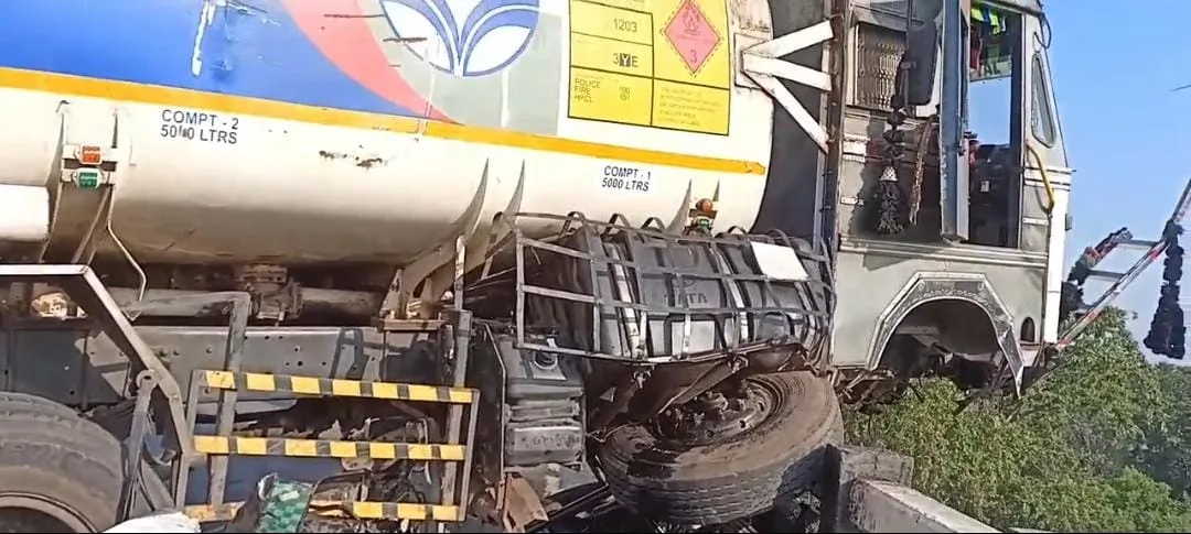 ফ্লাইওভার থেকে ঝুলছে দুর্ঘটনা গ্রস্ত ট্যাংকার