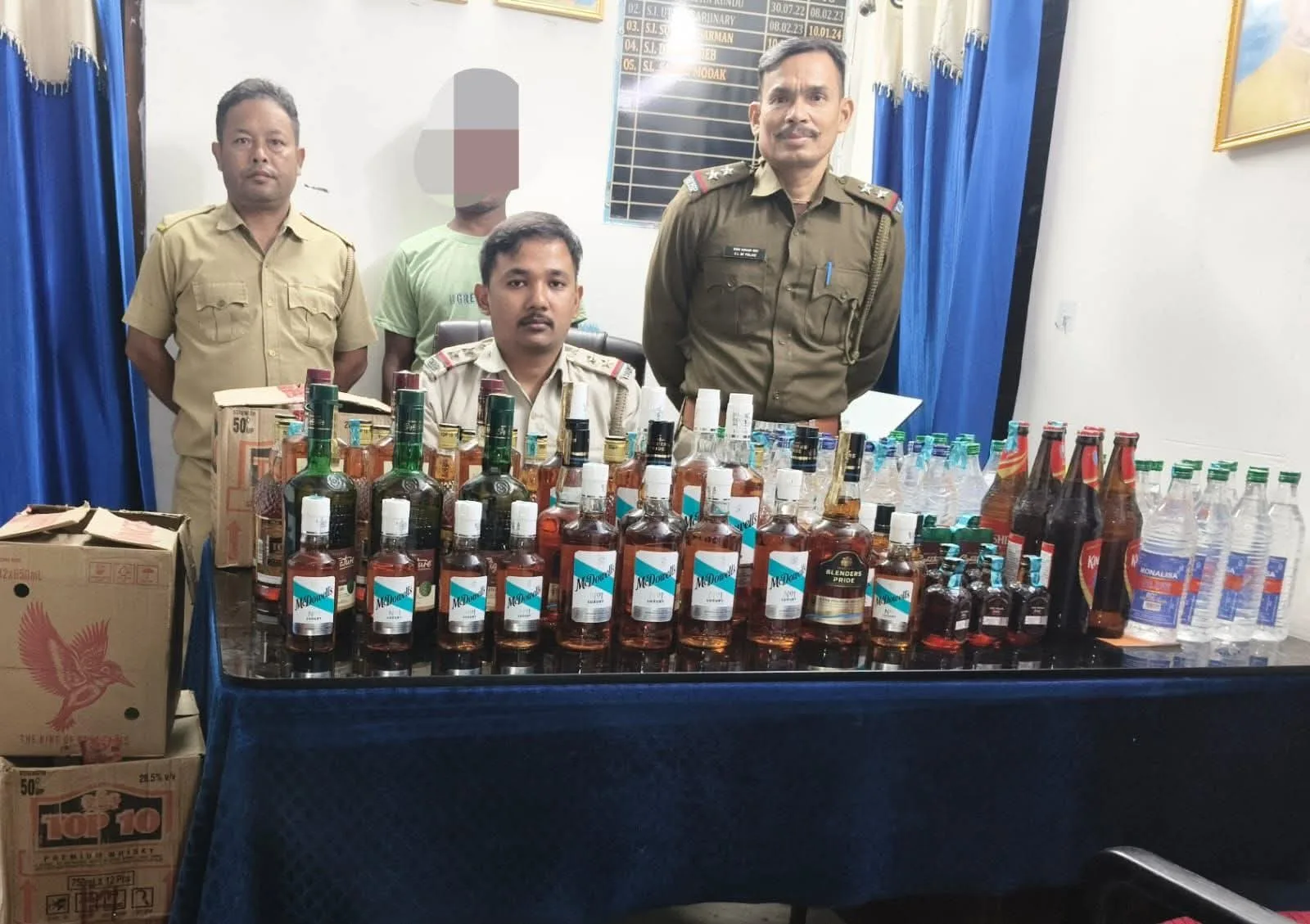 পুলিশি অভিযানে উদ্ধার হওয়া মদের বোতল