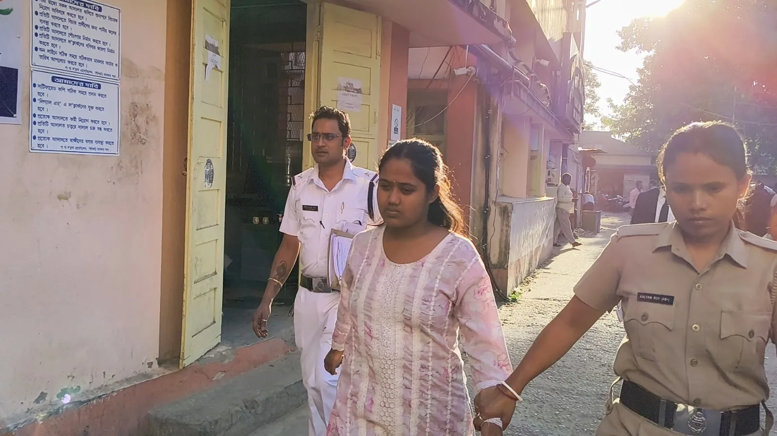 ফাইবার প্রতারণায় গ্রেফতার হওয়া তরুণী