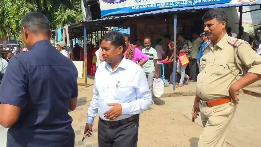 রাজ্যের মন্ত্রী অমিয় কিস্কু মেদিনীপুর মেডিকাল কলেজ হাসপাতালে আত্মীয়কে দেখতে