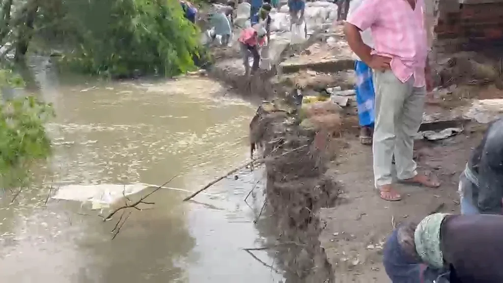 রাধাবল্লভপুর গ্রামে নদীবাঁধের বিস্তীর্ণ অংশে ফাটল