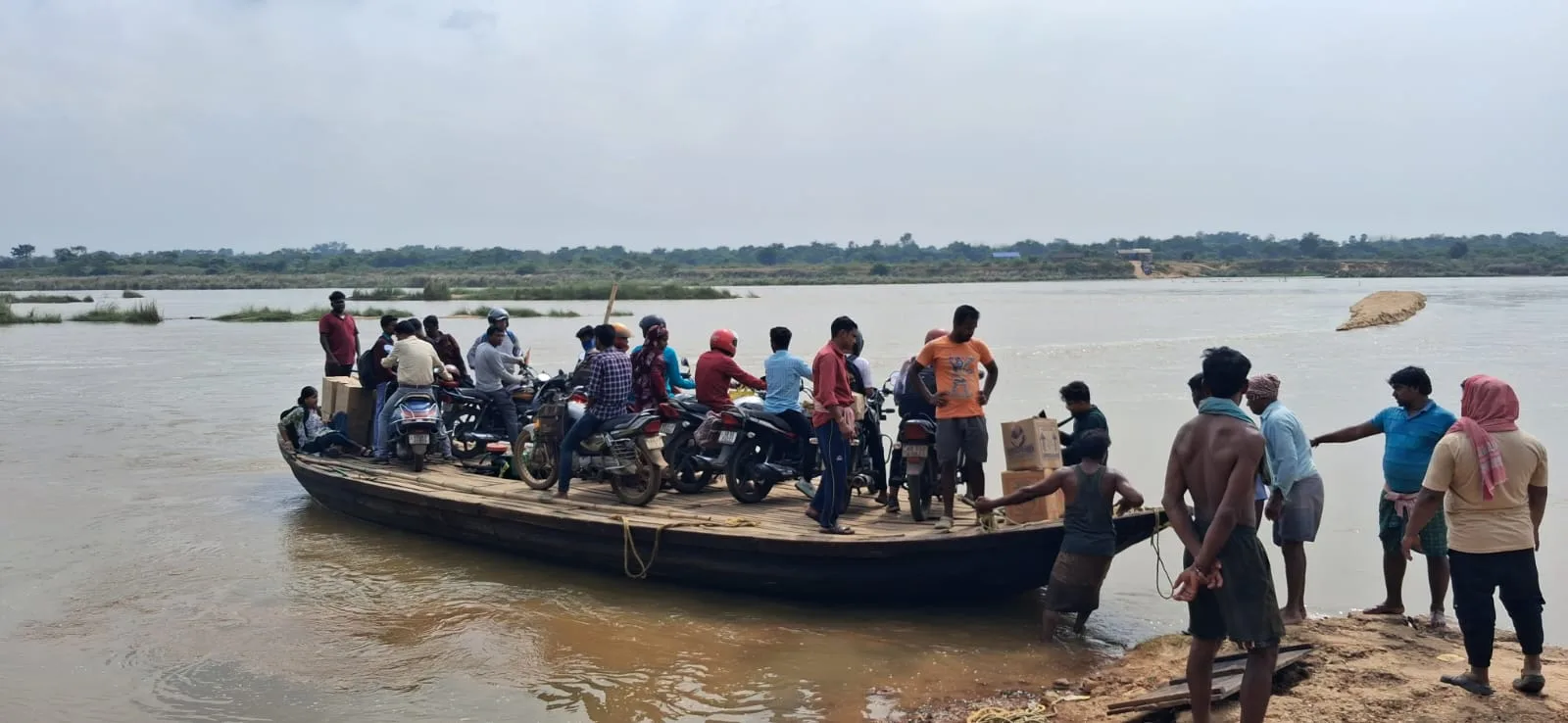 নৌকোয় যাতায়াত কংসাবতী নদীতে
