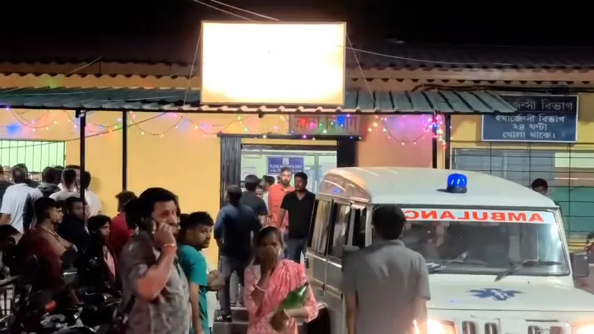 হাসপাতালের সামনে মৃত যুবকের আত্মীয় পরিজনরা