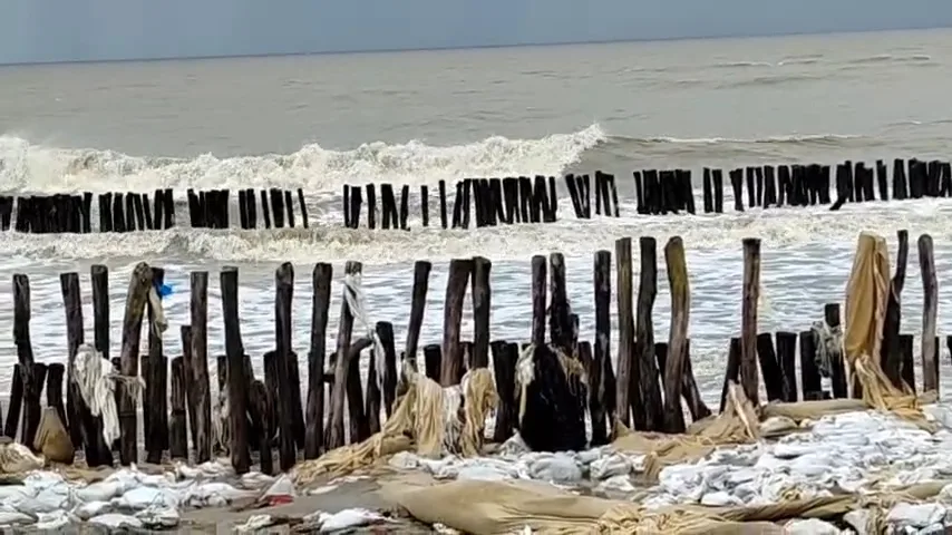অর্ণবের দাপটে উত্তাল সমুদ্র