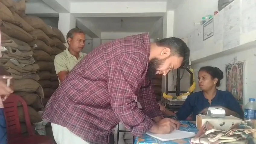 রেশন দোকানে সারপ্রাইজ ভিজিটে খাদ্য দপ্তরের আধিকারিকরা