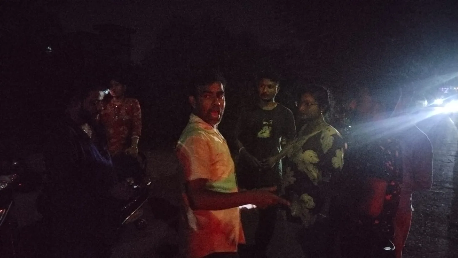 স্বর্ণ ব্যবসায়ী গুলিবিদ্ধ হওয়ার পর জটলা