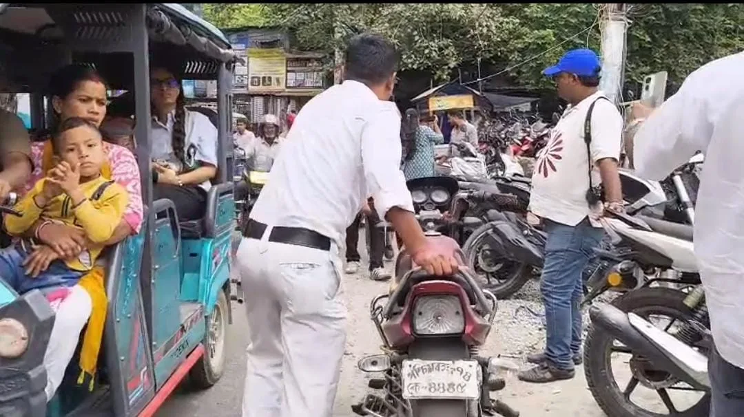 যানজট নিয়ন্ত্রণে তৎপর পুলিশ