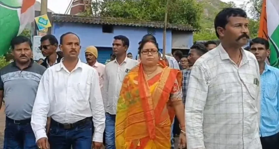 প্রধান নির্বাচিত হওয়ার পর সদস্যদের সঙ্গে প্রিয়াঙ্কা মন্ডল