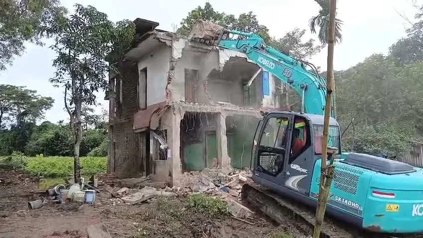 অবৈধ নির্মাণের বিরুদ্ধে চলল বুলডোজার