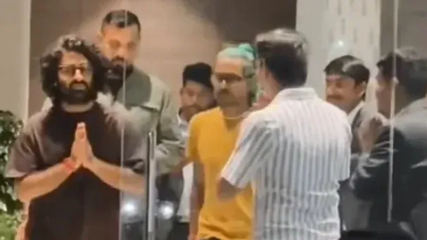 হোটেল থেকে বেরিয়ে আসছেন অরিজিৎ