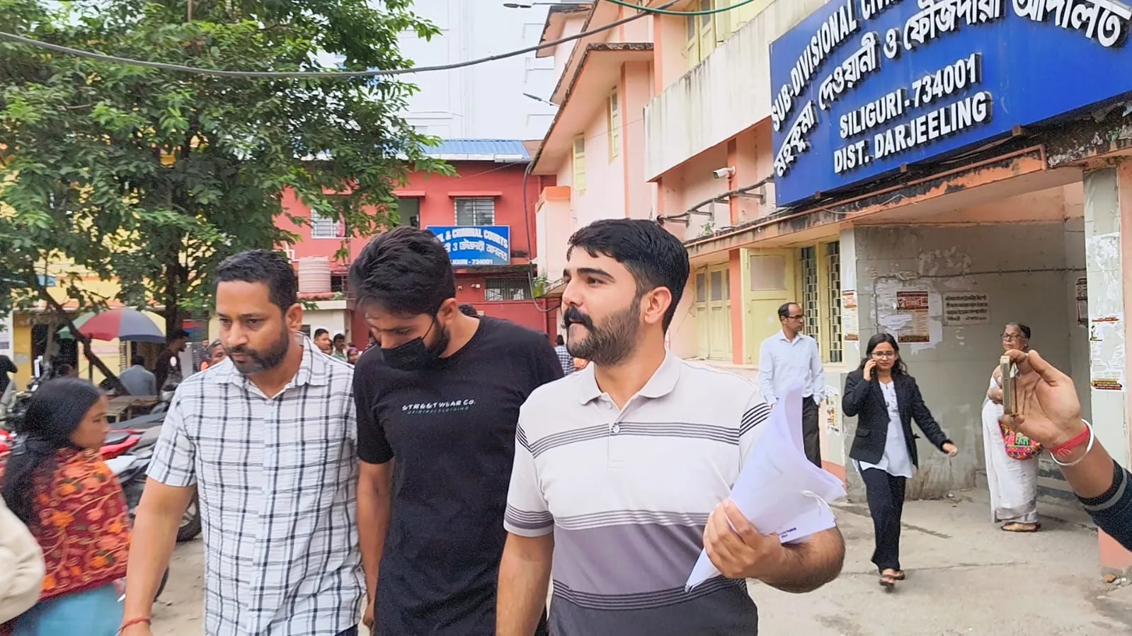 ধৃত অভিযুক্ত আদালত থেকে বেরিয়ে