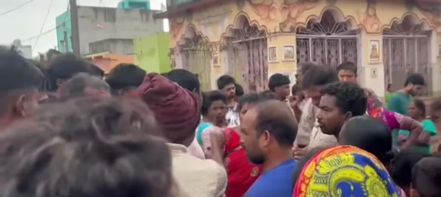 নতুন মদের দোকান চালুর প্রতিবাদে রাস্তা অবরোধে এলাকার বাসিন্দারা