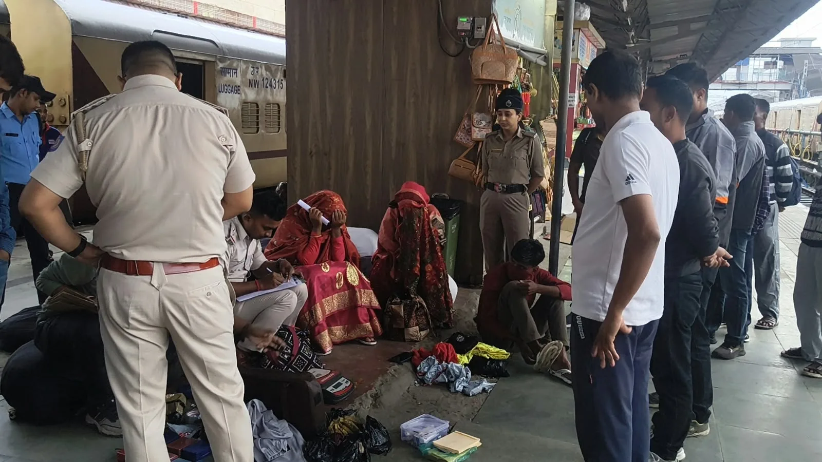 ব্রাউন সুগার পাচার করতে গিয়ে ধরা পড়া অভিযুক্তরা