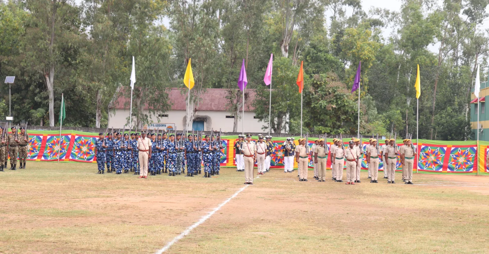 রাষ্ট্রীয় একতা দিবসে পুলিশ কর্মীদের সম্মান প্রদান অনুষ্ঠান চলছে