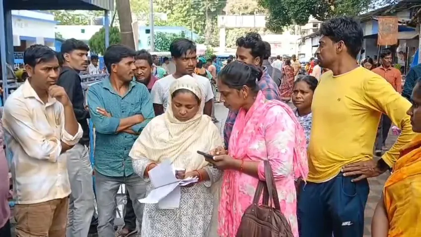 হাসপাতালের বাইরে আহতর পরিবারের লোকেরা