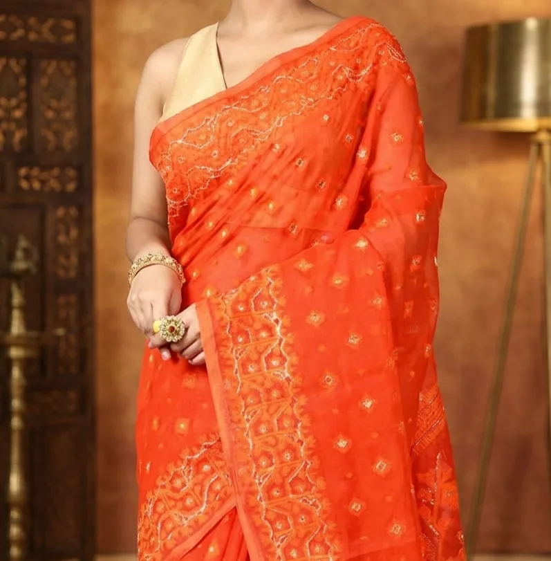 পুজোয় সাবেকি সাজে আভিজাত্যের ছোঁয়া! ভিড়ে নজর কাড়তে ট্রেন্ডিং ‘কাটদানা জামদানি’