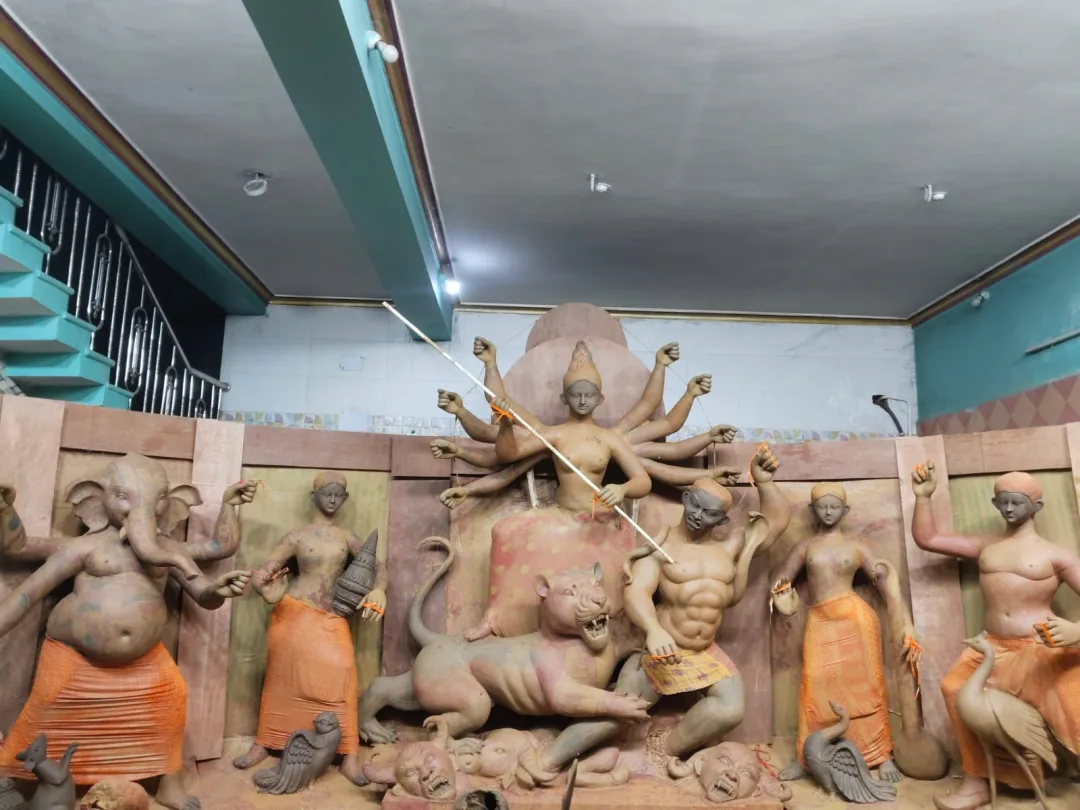মায়ের মুখ গড়েন যাঁরা, পুজোয় তাঁরাই ঘরছাড়া—চড়িদার শিল্পীদের অন্য উৎসব