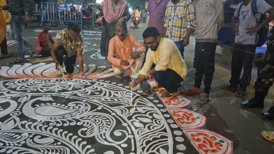 দুর্গাপুজোর আগে সেজে উঠছে শহর: গন্ধেশ্বরীর সতীঘাট ব্রিজে বর্ণময় আলপনা উৎসব