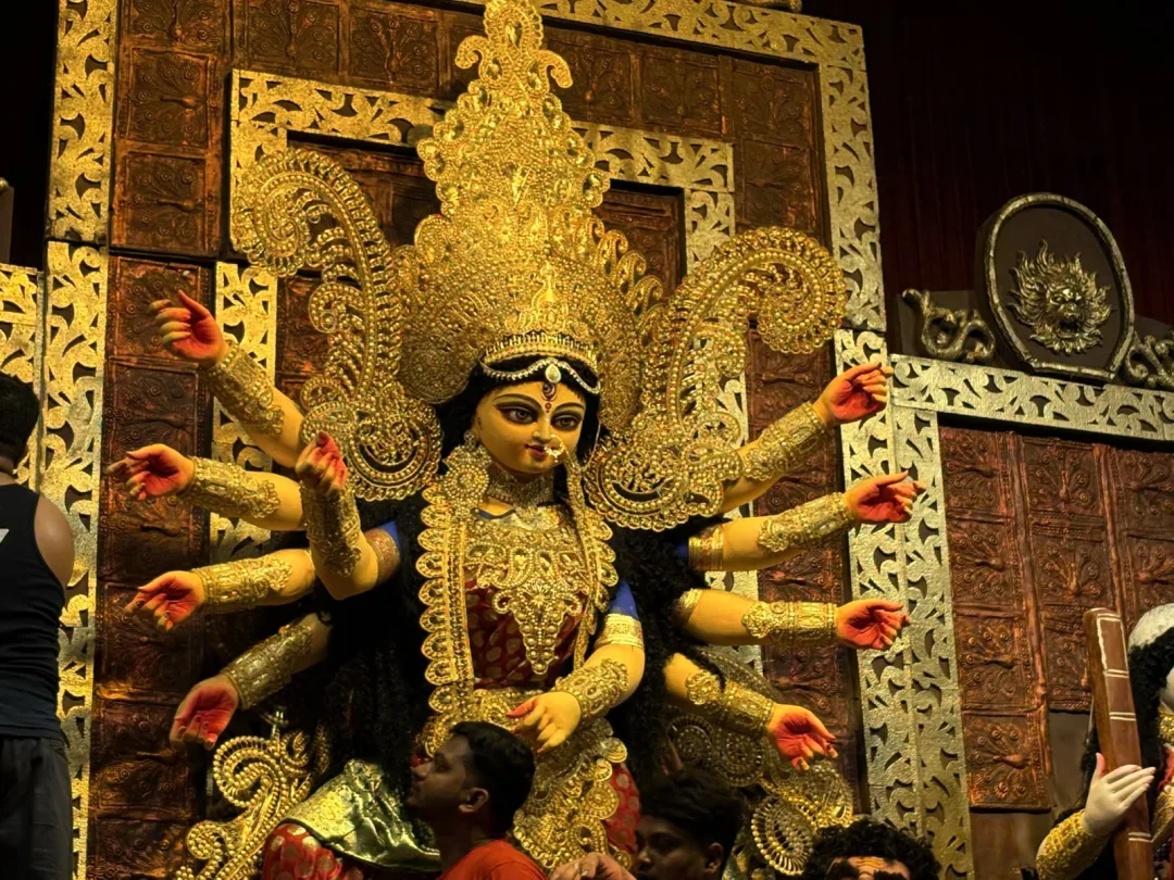 ১০০ কেজি সোনার গয়নায় সেজে মা দুর্গা, দর্শনার্থীদের জন্য খুলছে সেন্ট্রাল কলোনির মণ্ডপ